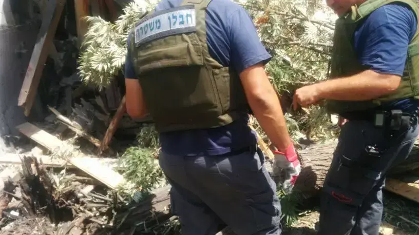 פגיעת רקטה בחצר בית באשקלון. יולי 2014 פגיעת רקטה בחצר בית באשקלון. יולי 2014