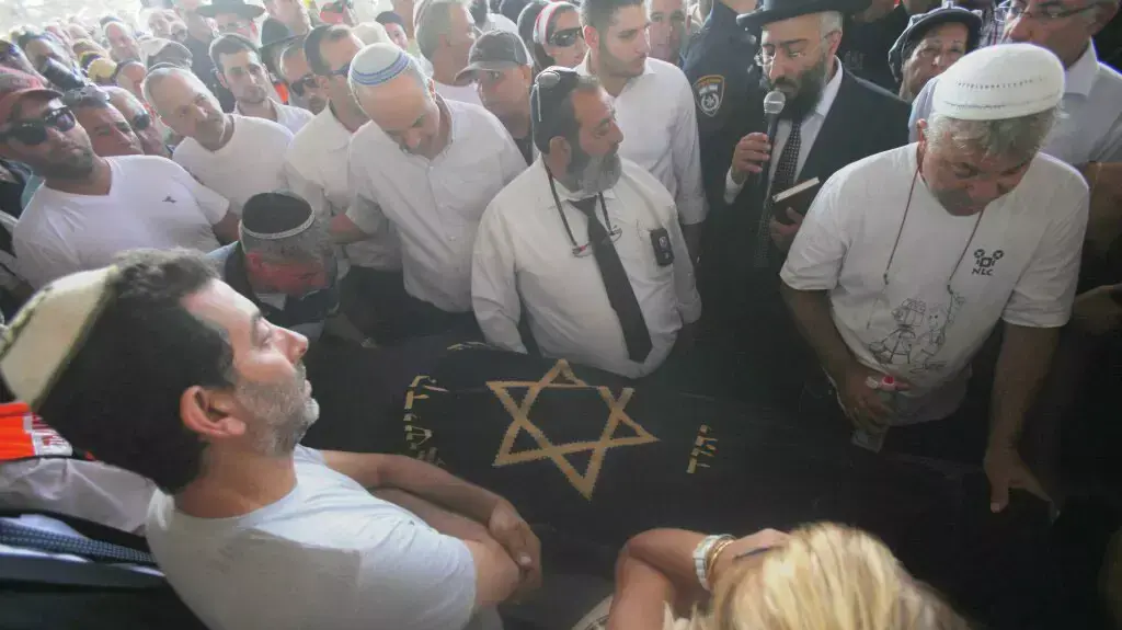 הלווייתו של דרור חנין, ההרוג הראשון במבצע "צוק איתן", יולי 2014 הלווייתו של דרור חנין, ההרוג הראשון במבצע "צוק איתן", יולי 2014