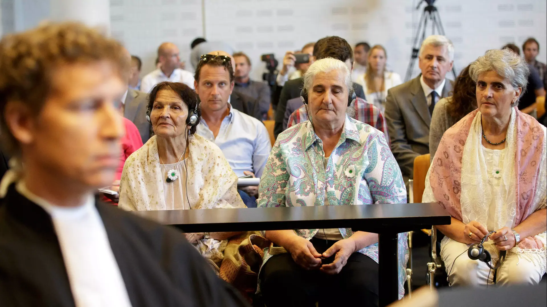 בנות משפחה של קורבנות הטבח בסרברניצה בדיון בבית המשפט בהאג בנות משפחה של קורבנות הטבח בסרברניצה בדיון בבית המשפט בהאג