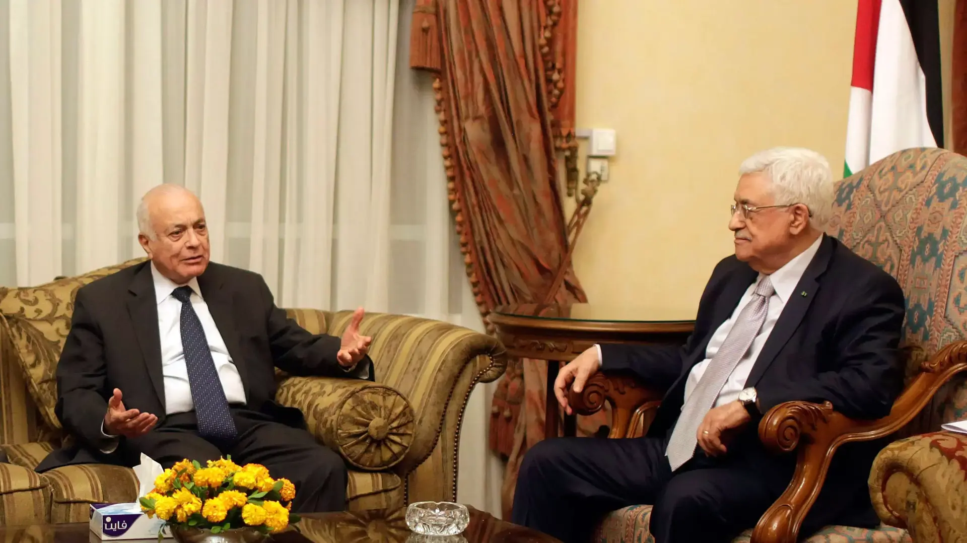 אבו מאזן עם בכירי הרשות הפלסטינית ויו"ר הליגה הערבית נביל אל-ערבי קהיר, 16 ביולי 2014 אבו מאזן עם בכירי הרשות הפלסטינית ויו"ר הליגה הערבית נביל אל-ערבי קהיר, 16 ביולי 2014