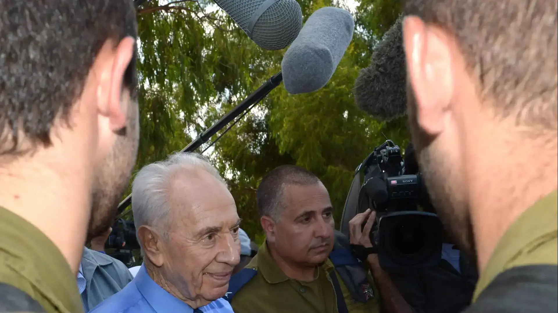 נשיא המדינה שמעון פרס בביקורו הבוקר בבית הילדים בקיבוץ זיקים שבעוטף עזה ובכיפת ברזל באשקלון. יולי 2014 נשיא המדינה שמעון פרס בביקורו הבוקר בבית הילדים בקיבוץ זיקים שבעוטף עזה ובכיפת ברזל באשקלון. יולי 2014