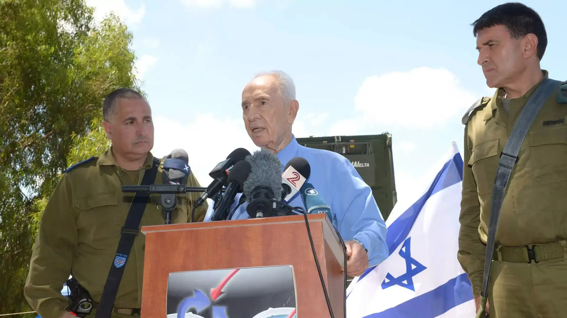 נשיא המדינה שמעון פרס בביקורו הבוקר בבית הילדים בקיבוץ זיקים שבעוטף עזה ובכיפת ברזל באשקלון. יולי 2014 נשיא המדינה שמעון פרס בביקורו הבוקר בבית הילדים בקיבוץ זיקים שבעוטף עזה ובכיפת ברזל באשקלון. יולי 2014