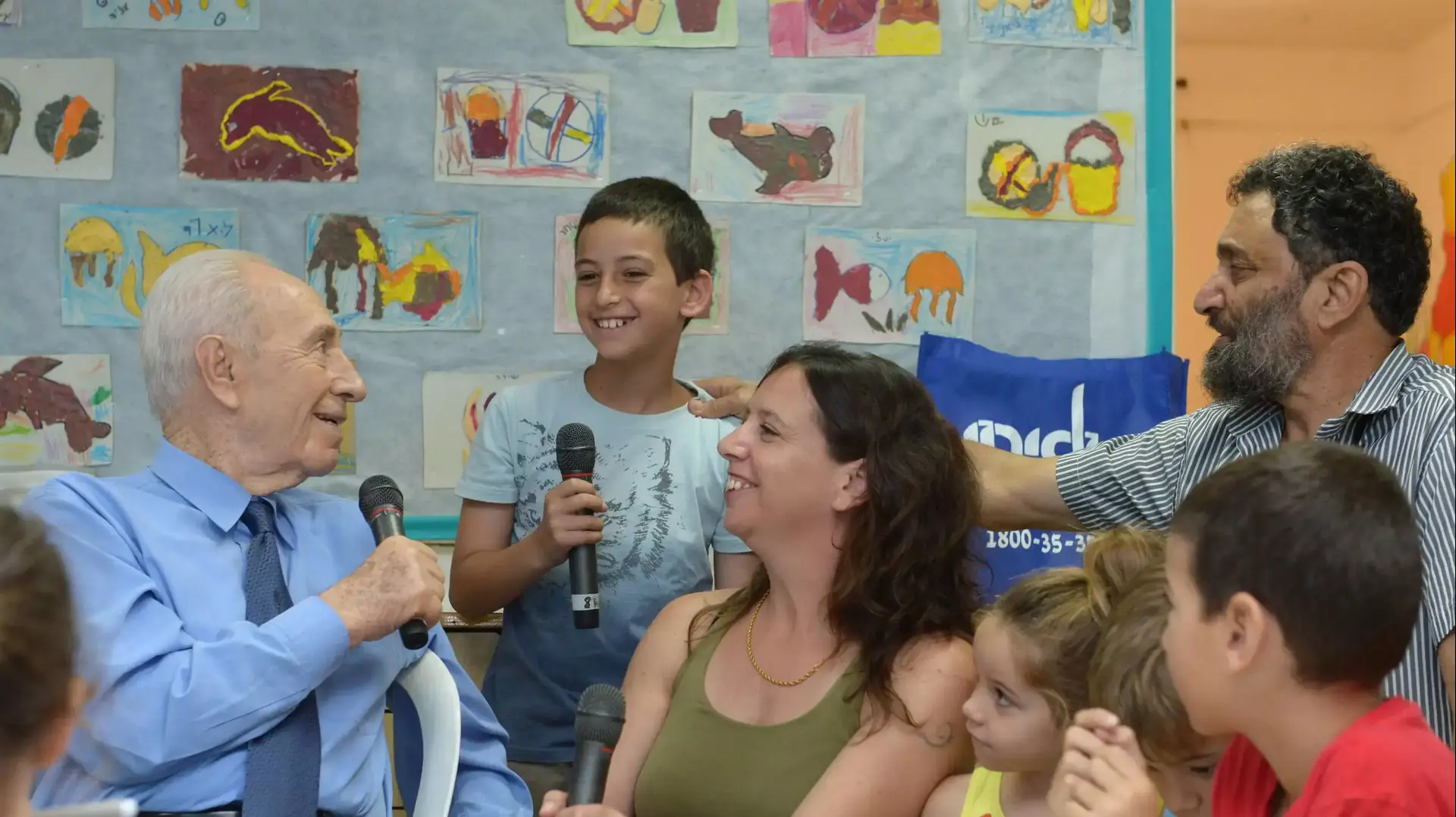 נשיא המדינה שמעון פרס בביקורו הבוקר בבית הילדים בקיבוץ זיקים שבעוטף עזה ובכיפת ברזל באשקלון. יולי 2014 נשיא המדינה שמעון פרס בביקורו הבוקר בבית הילדים בקיבוץ זיקים שבעוטף עזה ובכיפת ברזל באשקלון. יולי 2014