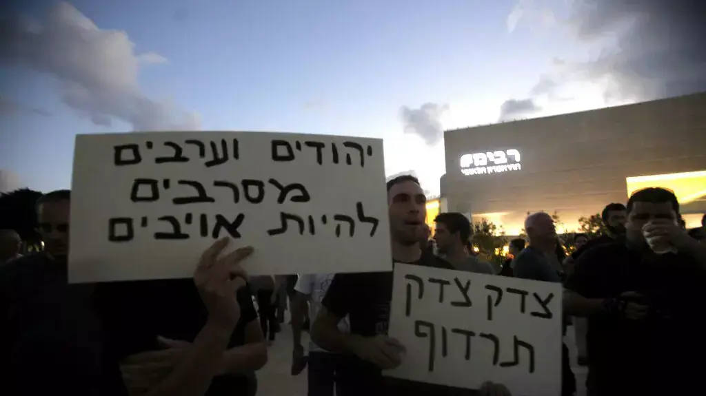 הפגנות פעילי שמאל מול הפגנת פעילי ימין בכיכר הבימה, יולי 2014 הפגנות פעילי שמאל מול הפגנת פעילי ימין בכיכר הבימה, יולי 2014