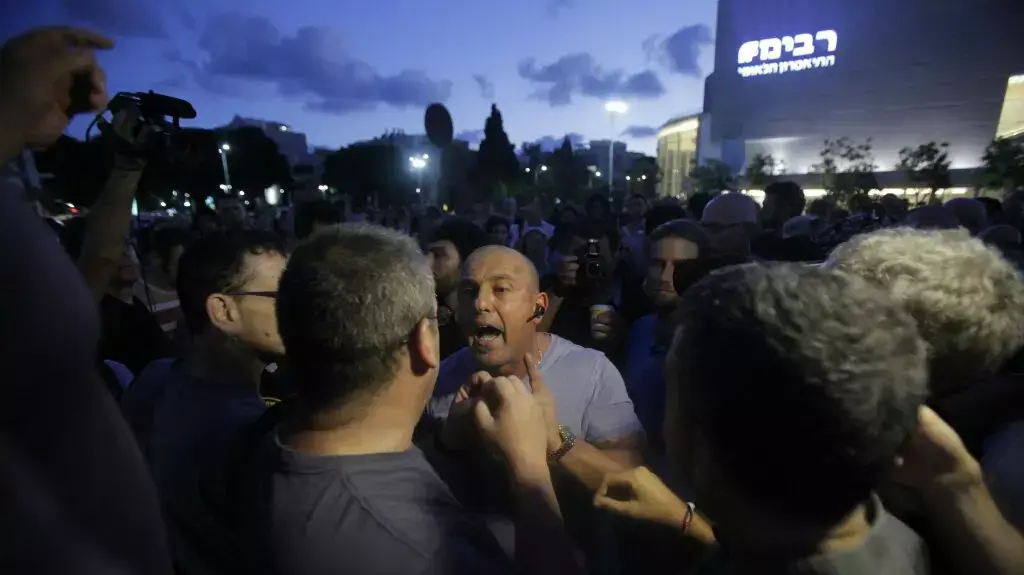הפגנות פעילי שמאל מול הפגנת פעילי ימין בכיכר הבימה, יולי 2014 הפגנות פעילי שמאל מול הפגנת פעילי ימין בכיכר הבימה, יולי 2014