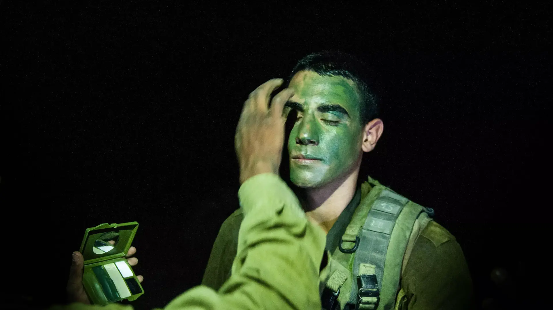 חיילים צנחנים נערכים לכניסה קרקעית לרצועת עזה במבצע צוק איתן חיילים צנחנים נערכים לכניסה קרקעית לרצועת עזה במבצע צוק איתן