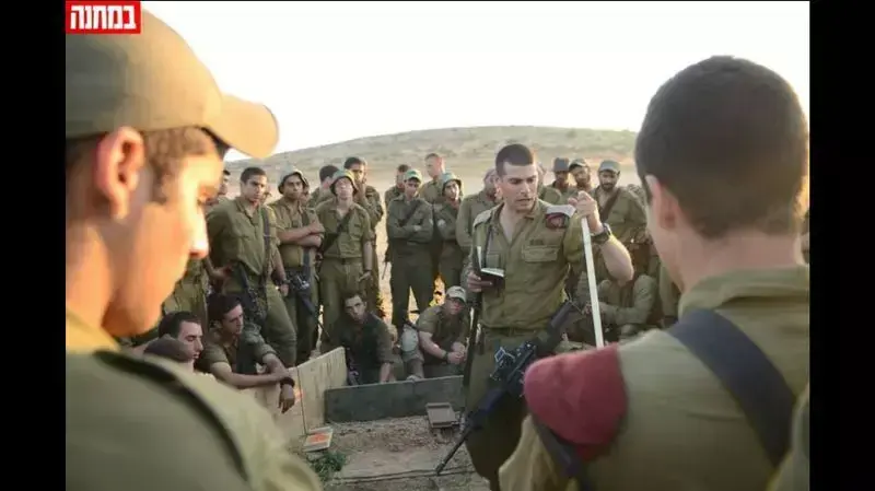 תמונות של לוחמי הצנחנים לפני הכניסה לרצועה בשטחי הכינוס תמונות של לוחמי הצנחנים לפני הכניסה לרצועה בשטחי הכינוס