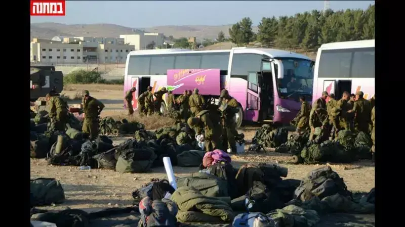 תמונות של לוחמי הצנחנים לפני הכניסה לרצועה בשטחי הכינוס תמונות של לוחמי הצנחנים לפני הכניסה לרצועה בשטחי הכינוס