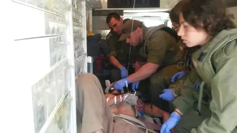 כוחות רפואה של צה"ל מטפלים במחבל שנפגע מאש הצבא כוחות רפואה של צה"ל מטפלים במחבל שנפגע מאש הצבא