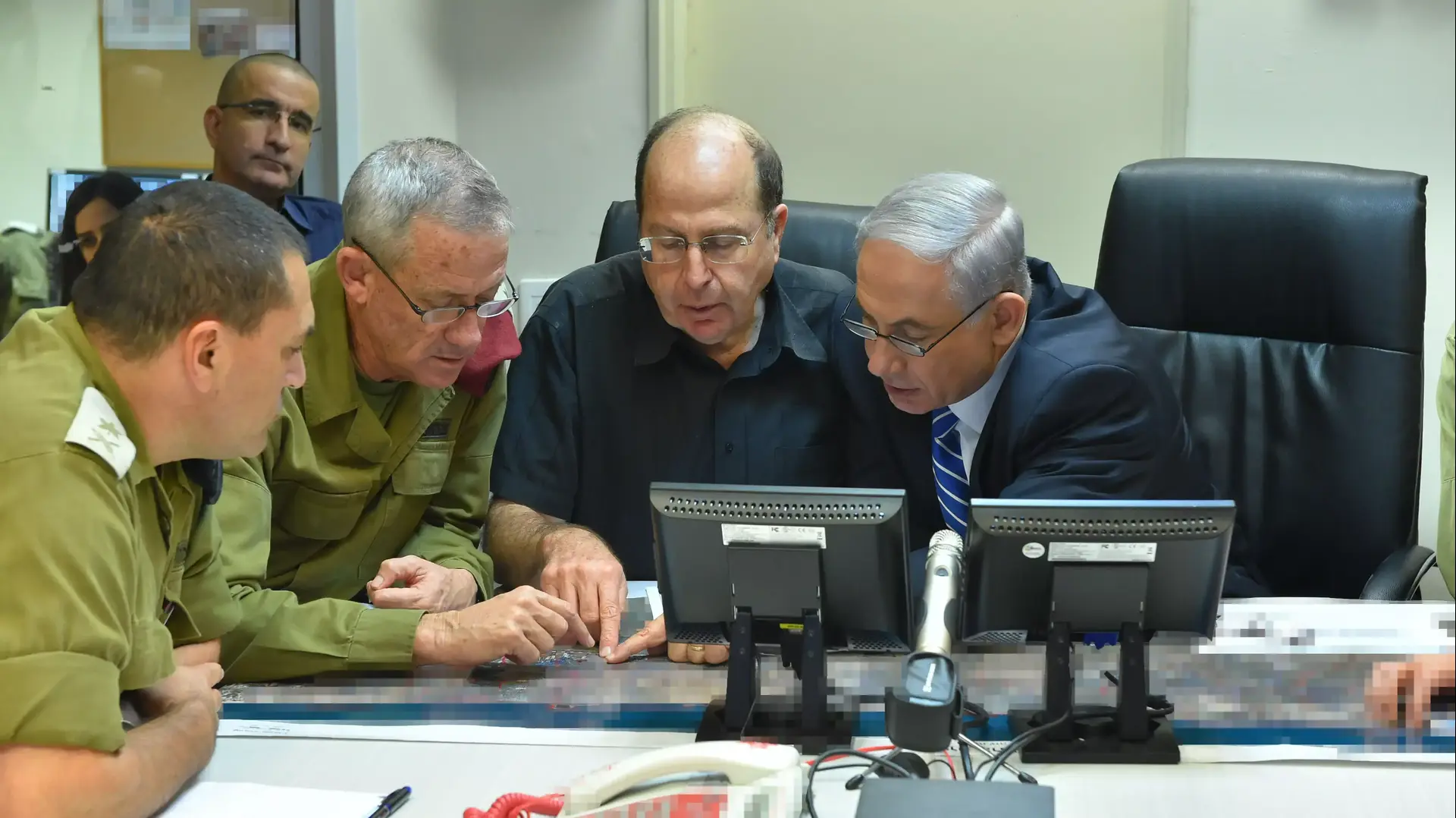 ראש הממשלה, בנימין נתניהו, שר הביטחון, משה (בוגי) יעלון, והרמטכ"ל, בני גנץ, בביקורם בבור בקריה, 18 ביולי 2014 ראש הממשלה, בנימין נתניהו, שר הביטחון, משה (בוגי) יעלון, והרמטכ"ל, בני גנץ, בביקורם בבור בקריה, 18 ביולי 2014
