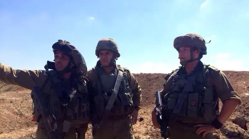 מפקד פיקוד הדרום האלוף סמי תורג'מן במרחב הפעילות ברצועת עזה עם מח"ט גבעתי אל"מ עופר וינטר מפקד פיקוד הדרום האלוף סמי תורג'מן במרחב הפעילות ברצועת עזה עם מח"ט גבעתי אל"מ עופר וינטר
