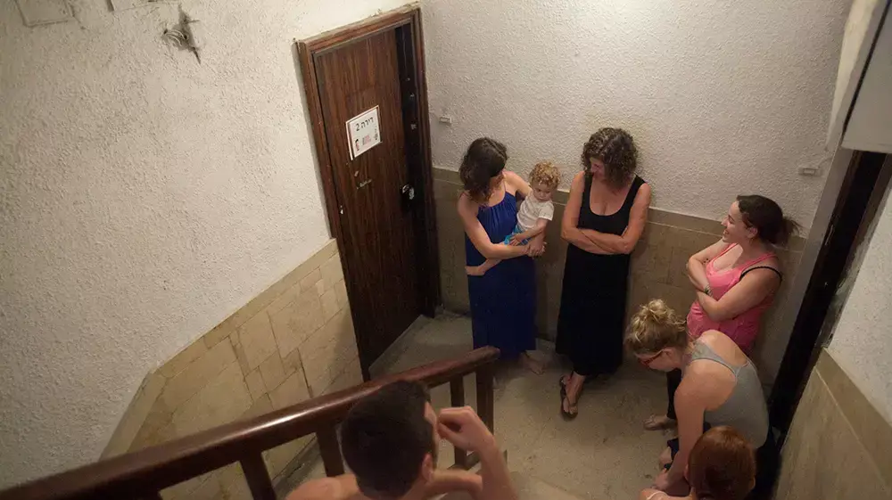 חדר מדרגות בתל אביב בזמן אזעקה, מבצע צוק איתן חדר מדרגות בתל אביב בזמן אזעקה, מבצע צוק איתן