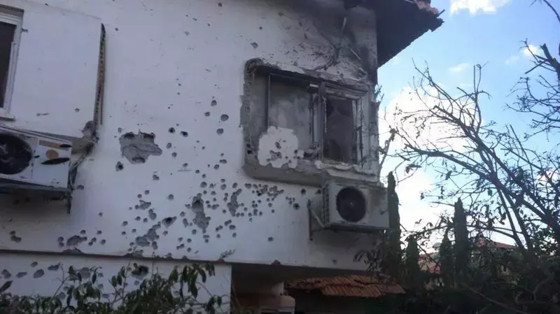 בית בגן יבנה נפגע פגיעה ישירה מרקטה, יולי 2014 בית בגן יבנה נפגע פגיעה ישירה מרקטה, יולי 2014