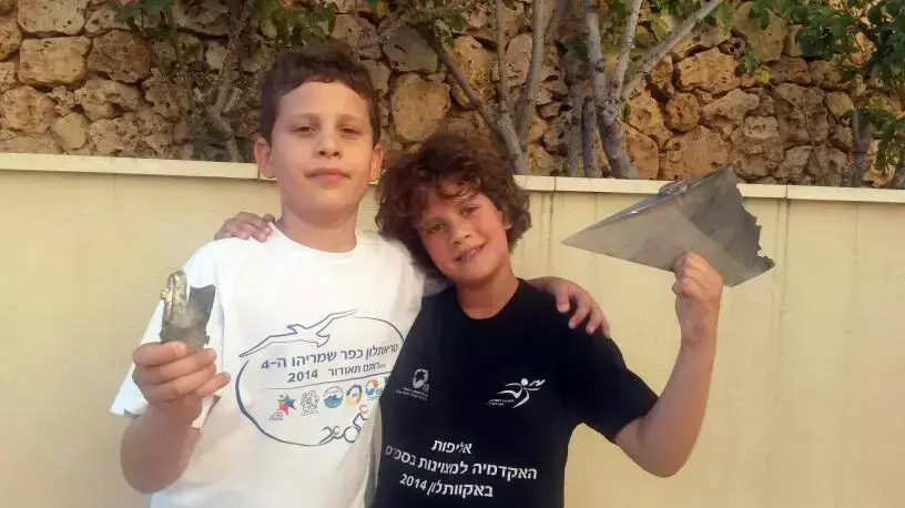 ילדים מחזירים שיירי רקטה ברמת השרון ילדים מחזירים שיירי רקטה ברמת השרון