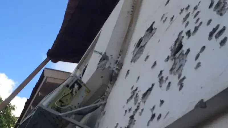 בית בגן יבנה נפגע פגיעה ישירה מרקטה, יולי 2014 בית בגן יבנה נפגע פגיעה ישירה מרקטה, יולי 2014