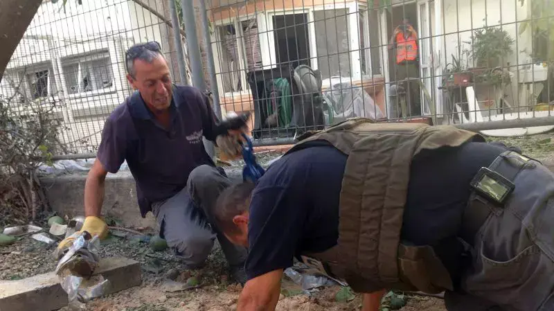 בית בגן יבנה נפגע פגיעה ישירה מרקטה, יולי 2014 בית בגן יבנה נפגע פגיעה ישירה מרקטה, יולי 2014