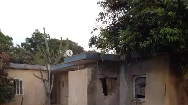 רקטה פגעה פגיעה ישירה בקיבוץ בשער הנגב, יולי 2014 רקטה פגעה פגיעה ישירה בקיבוץ בשער הנגב, יולי 2014