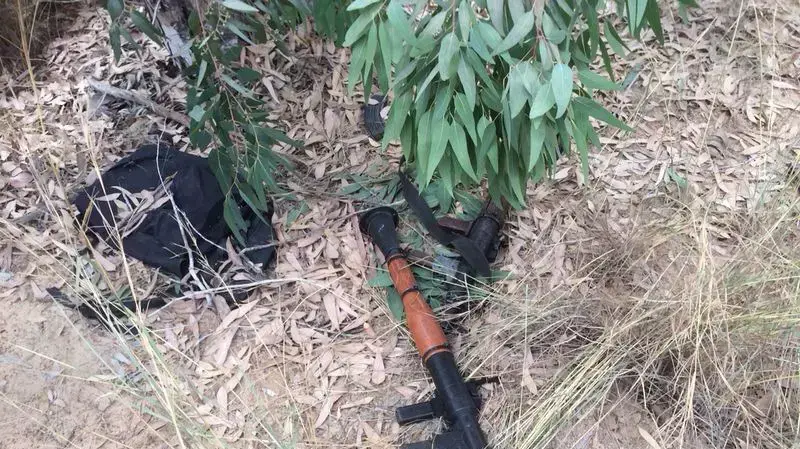 אמצעי לחימה וציוד שהמחבלים הותירו בשטח בהיתקלות סמוך לגדר, יולי 14 אמצעי לחימה וציוד שהמחבלים הותירו בשטח בהיתקלות סמוך לגדר, יולי 14