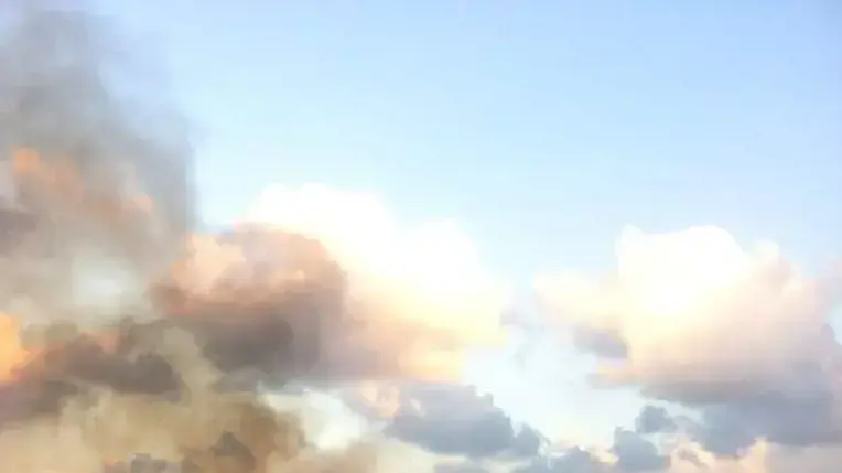 שריפה שפרצה באזור רחובות לאחר נפילת רסיסי רקטה שיורטה שריפה שפרצה באזור רחובות לאחר נפילת רסיסי רקטה שיורטה