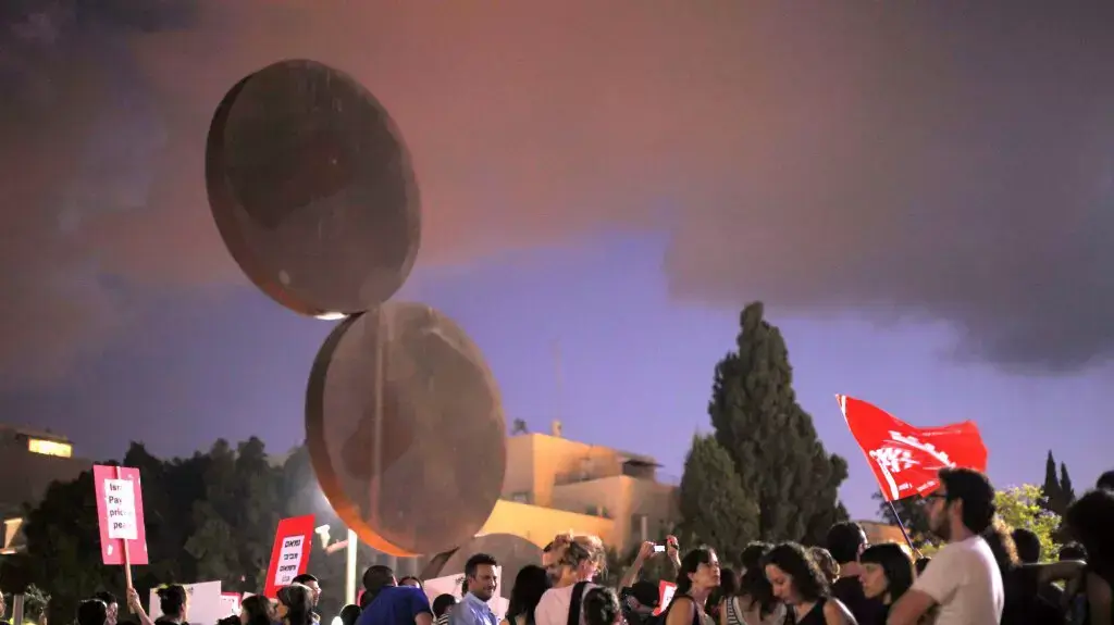 מאות פעילי שמאל מפגינים בתל אביב בצל מבצע "צוק איתן" מאות פעילי שמאל מפגינים בתל אביב בצל מבצע "צוק איתן"