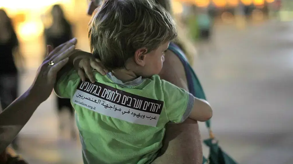 מאות פעילי שמאל מפגינים בתל אביב בצל מבצע "צוק איתן" מאות פעילי שמאל מפגינים בתל אביב בצל מבצע "צוק איתן"