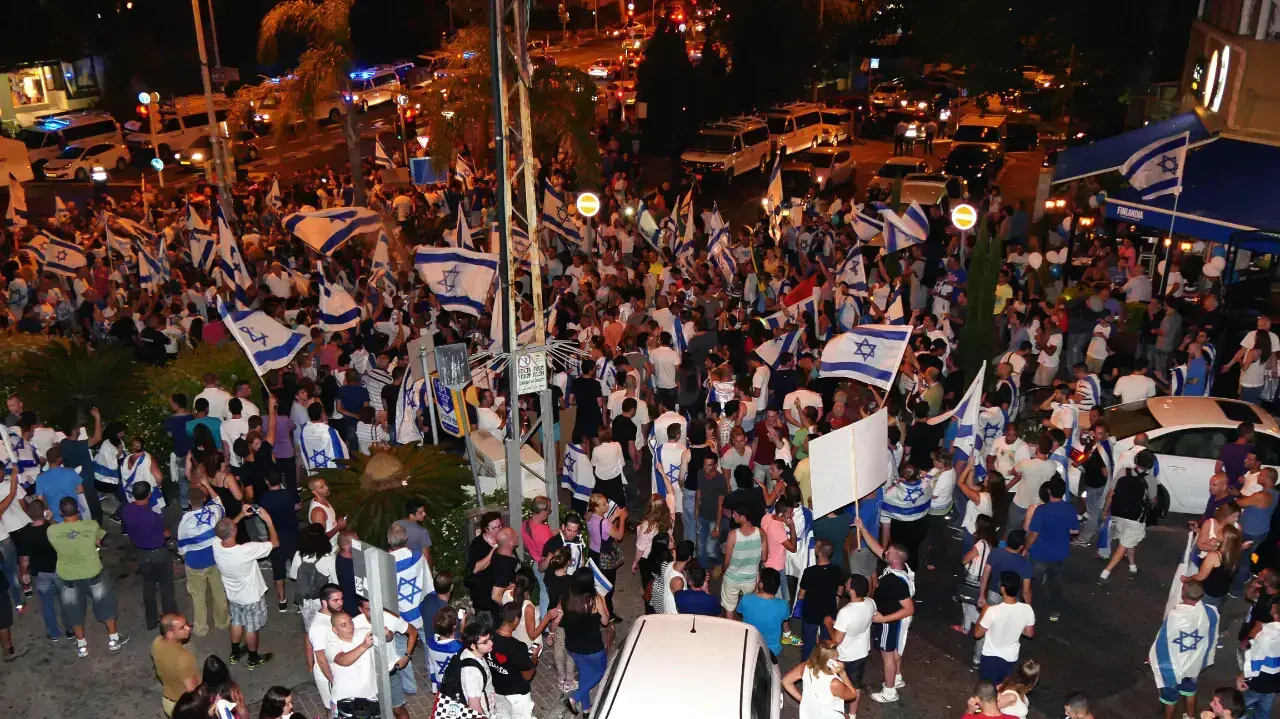 הפגנת פעילי שמאל וימין נגד ובעד מבצע צוק איתן, יולי 2014 הפגנת פעילי שמאל וימין נגד ובעד מבצע צוק איתן, יולי 2014