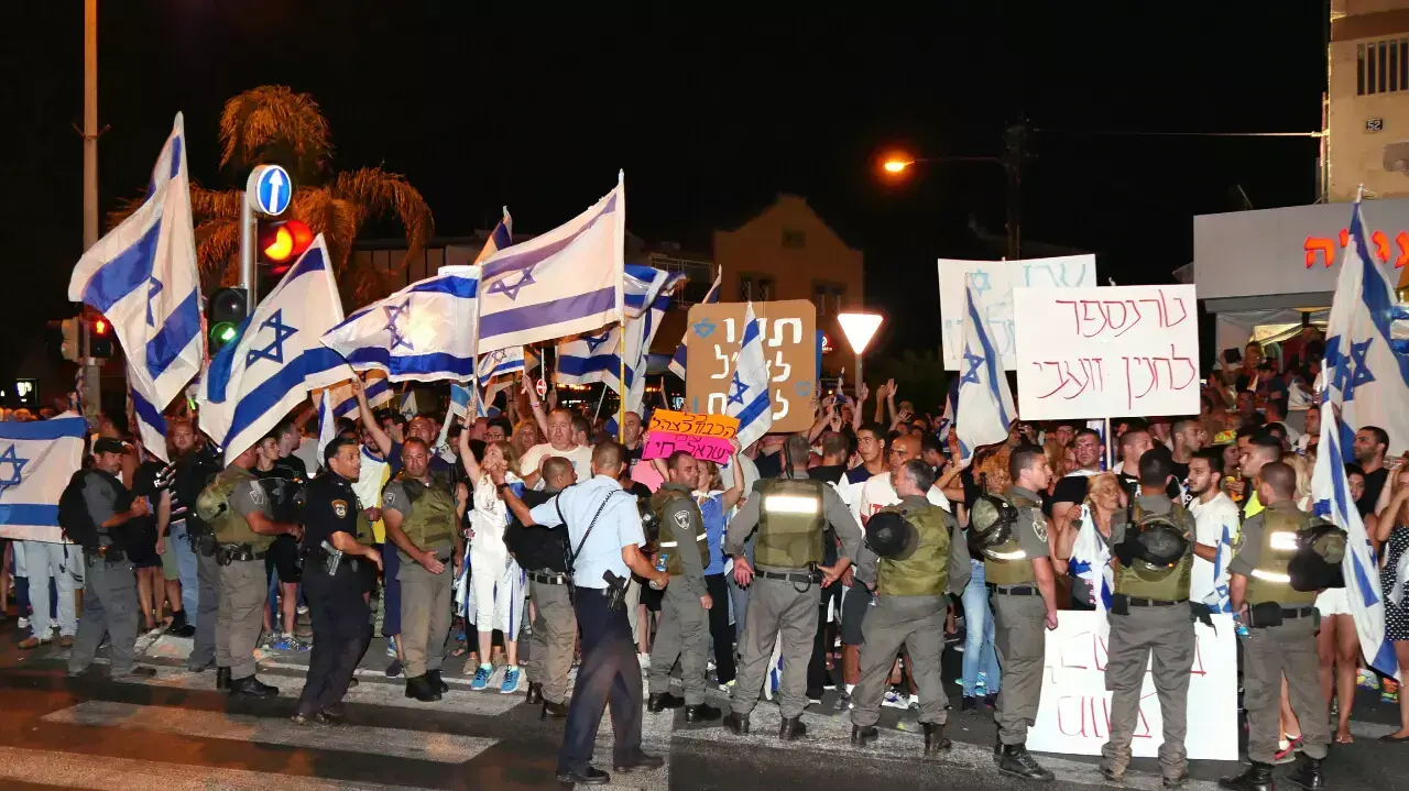 הפגנת פעילי שמאל וימין נגד ובעד מבצע צוק איתן, יולי 2014 הפגנת פעילי שמאל וימין נגד ובעד מבצע צוק איתן, יולי 2014