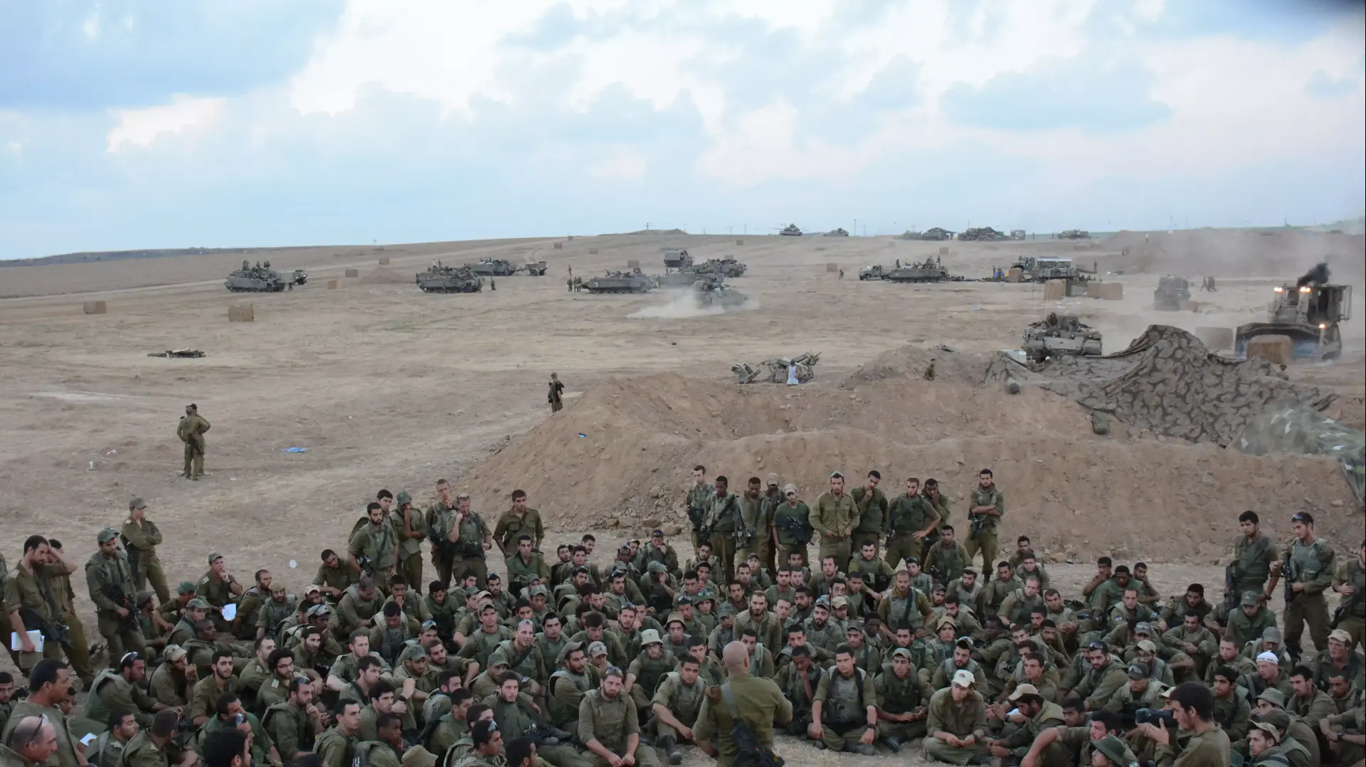 כוח גולני בתדרוך ע"י מפקד החטיבה, אל"ם רסאן עליאן. יולי 2014