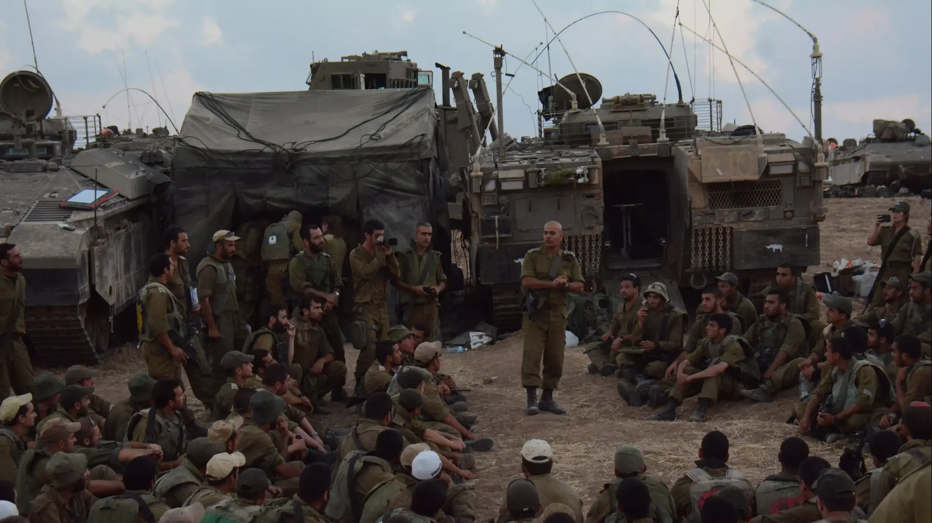 כוח גולני בתדרוך ע"י מפקד החטיבה, אל"ם רסאן עליאן. יולי 2014 כוח גולני בתדרוך ע"י מפקד החטיבה, אל"ם רסאן עליאן. יולי 2014
