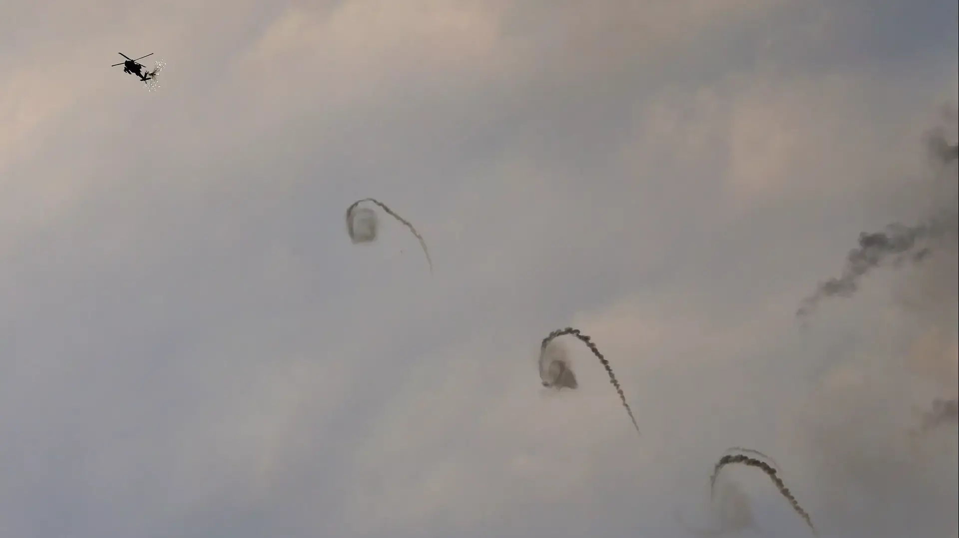 מסוק אפאצ'י משחרר נורים בצפון רצועת עזה 20 ביולי 2014 מסוק אפאצ'י משחרר נורים בצפון רצועת עזה 20 ביולי 2014
