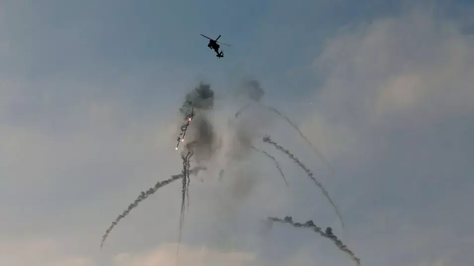 מסוק אפאצ'י משחרר נורים בצפון רצועת עזה 20 ביולי 2014 מסוק אפאצ'י משחרר נורים בצפון רצועת עזה 20 ביולי 2014