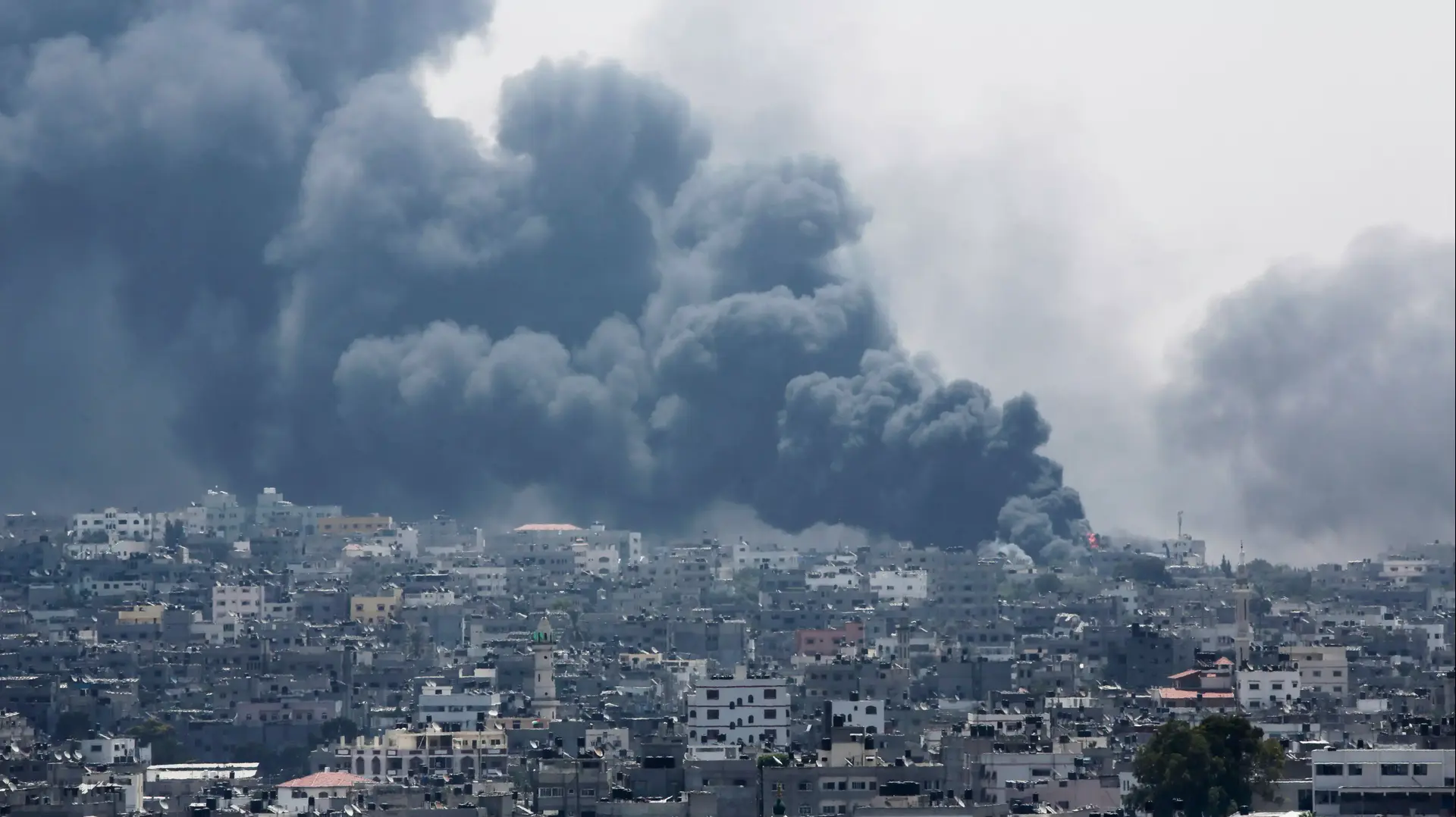 עשן מיתמר משכונת שג'אעיה בעיר עזה מבצע צוק איתן, 20 ביולי 2014 עשן מיתמר משכונת שג'אעיה בעיר עזה מבצע צוק איתן, 20 ביולי 2014
