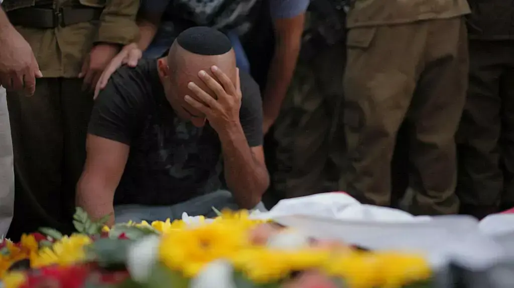 הלווייתו של החייל בניה רובל, שנהרג במהלך מבצע צוק איתן, בבית העלמין בחולון, יולי 2014 הלווייתו של החייל בניה רובל, שנהרג במהלך מבצע צוק איתן, בבית העלמין בחולון, יולי 2014