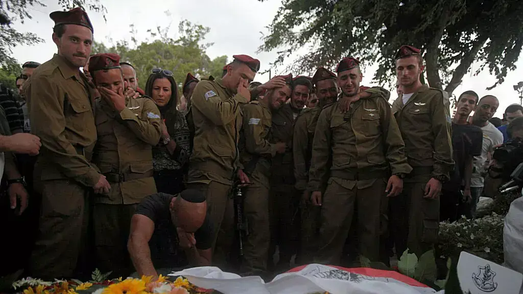הלווייתו של החייל בניה רובל, שנהרג במהלך מבצע צוק איתן, בבית העלמין בחולון, יולי 2014 הלווייתו של החייל בניה רובל, שנהרג במהלך מבצע צוק איתן, בבית העלמין בחולון, יולי 2014