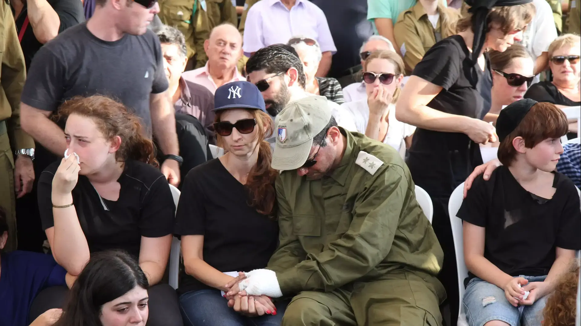 הלווייתו של אמוץ גרינברג בבית העלמין בהוד השרון, יולי 2014 הלווייתו של אמוץ גרינברג בבית העלמין בהוד השרון, יולי 2014