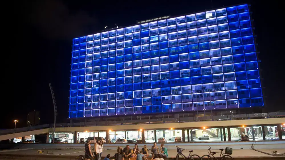 אזרחים מדליקים נרות בכיכר רבין לזכר ההרוגים בעזה עם דגל ישראל הרקע על בניין עיריית תל אביב, יולי 2014 אזרחים מדליקים נרות בכיכר רבין לזכר ההרוגים בעזה עם דגל ישראל הרקע על בניין עיריית תל אביב, יולי 2014