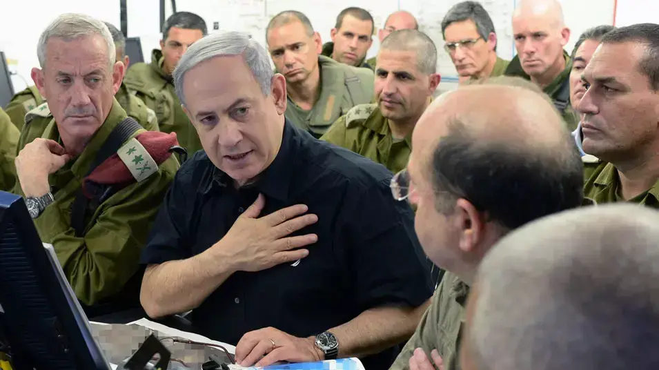 ראש הממשלה בנימין נתניהו, שר הביטחון משה בוגי יעלון והרמטכ"ל בני גנץ- ביקור בחפ"ק אוגדת עוצבת הפלדה בדרום, יולי 2014 ראש הממשלה בנימין נתניהו, שר הביטחון משה בוגי יעלון והרמטכ"ל בני גנץ- ביקור בחפ"ק אוגדת עוצבת הפלדה בדרום, יולי 2014