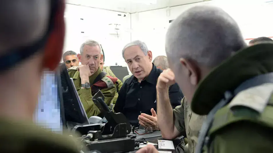 ראש הממשלה בנימין נתניהו, שר הביטחון משה בוגי יעלון והרמטכ"ל בני גנץ- ביקור בחפ"ק אוגדת עוצבת הפלדה בדרום, יולי 2014 ראש הממשלה בנימין נתניהו, שר הביטחון משה בוגי יעלון והרמטכ"ל בני גנץ- ביקור בחפ"ק אוגדת עוצבת הפלדה בדרום, יולי 2014