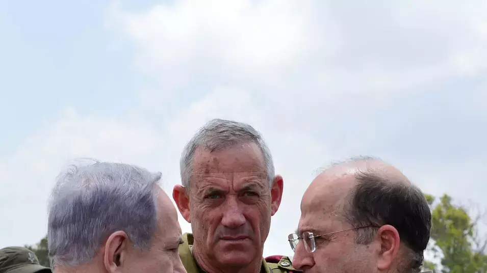 ראש הממשלה בנימין נתניהו, שר הביטחון משה בוגי יעלון והרמטכ"ל בני גנץ- ביקור בחפ"ק אוגדת עוצבת הפלדה בדרום, יולי 2014 ראש הממשלה בנימין נתניהו, שר הביטחון משה בוגי יעלון והרמטכ"ל בני גנץ- ביקור בחפ"ק אוגדת עוצבת הפלדה בדרום, יולי 2014