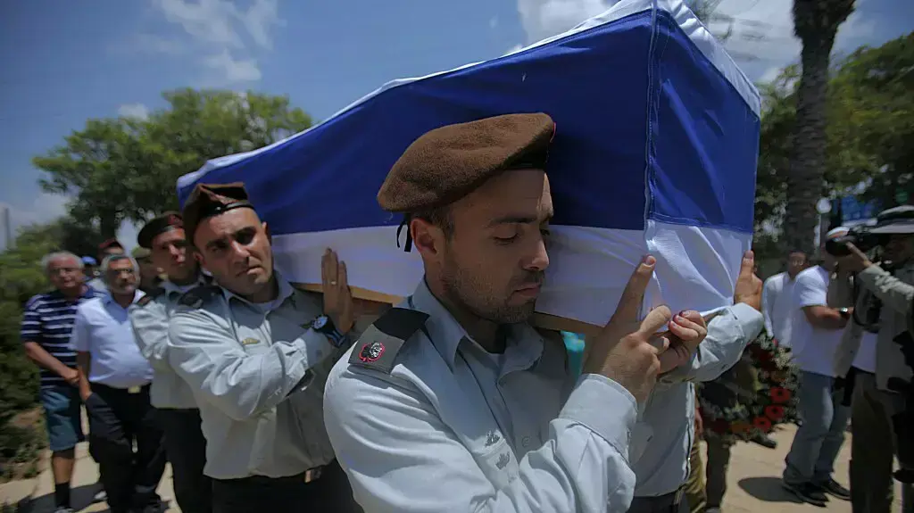 הלווייתו של רב סרן צפריר בר און בבית העלמין בחולון, יולי 2014 הלווייתו של רב סרן צפריר בר און בבית העלמין בחולון, יולי 2014