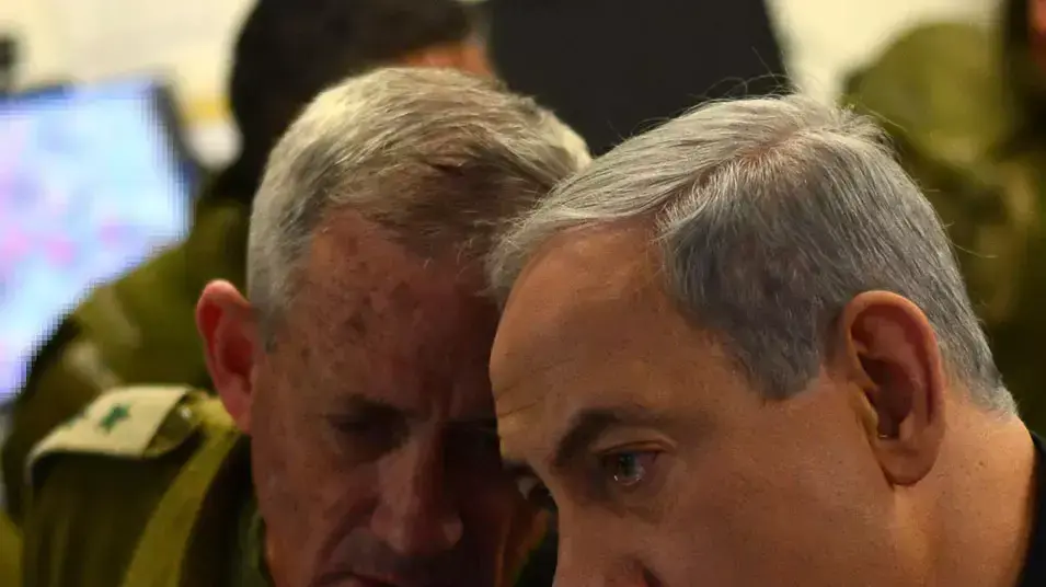 ראש הממשלה בנימין נתניהו, שר הביטחון משה בוגי יעלון והרמטכ"ל בני גנץ- ביקור בחפ"ק אוגדת עוצבת הפלדה בדרום, יולי 2014 ראש הממשלה בנימין נתניהו, שר הביטחון משה בוגי יעלון והרמטכ"ל בני גנץ- ביקור בחפ"ק אוגדת עוצבת הפלדה בדרום, יולי 2014