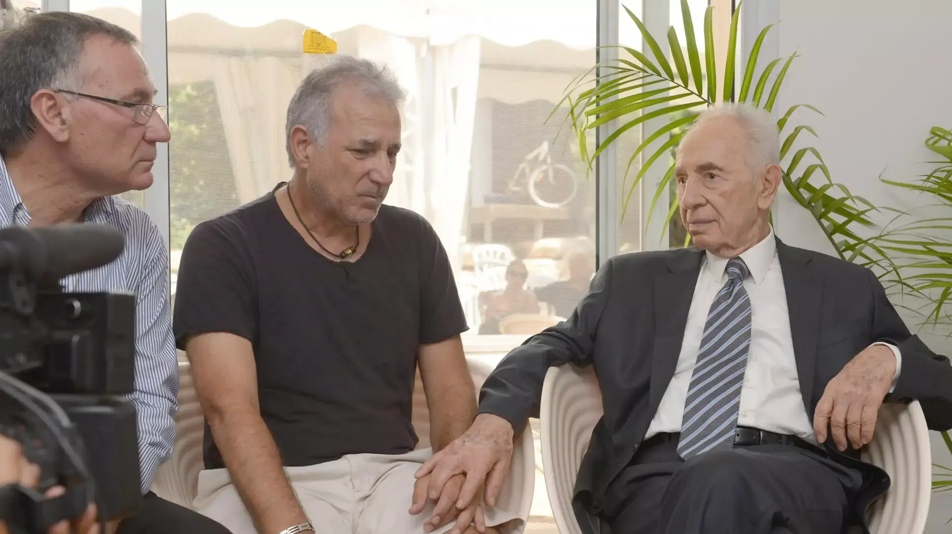 נשיא המדינה שמעון פרס בביקורי תנחומים אצל משפחות החיילים ההרוגים נשיא המדינה שמעון פרס בביקורי תנחומים אצל משפחות החיילים ההרוגים