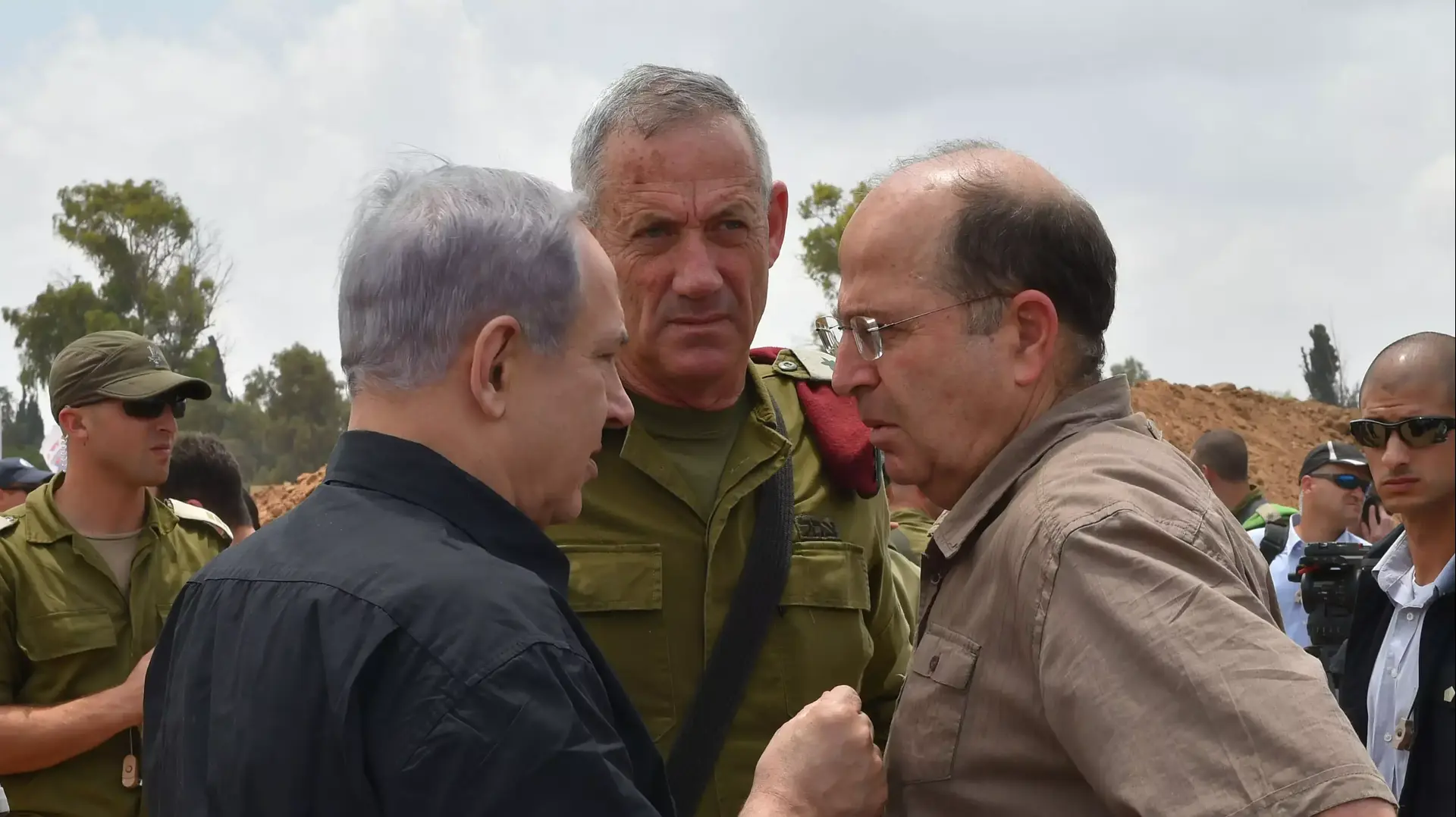 שר הביטחון, משה (בוגי) יעלון, עם ראש הממשלה, בנימין נתניהו, והרמטכ"ל, בני גנץ, בביקורם היום בחפ"ק עוצבת הפלדה בדרום. יולי 2014 שר הביטחון, משה (בוגי) יעלון, עם ראש הממשלה, בנימין נתניהו, והרמטכ"ל, בני גנץ, בביקורם היום בחפ"ק עוצבת הפלדה בדרום. יולי 2014
