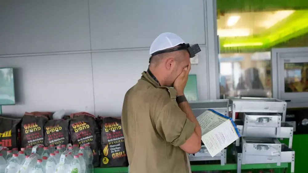 חייל גולני מתפלל בתחנת דלק בעוטף עזה, יולי 2014 חייל גולני מתפלל בתחנת דלק בעוטף עזה, יולי 2014
