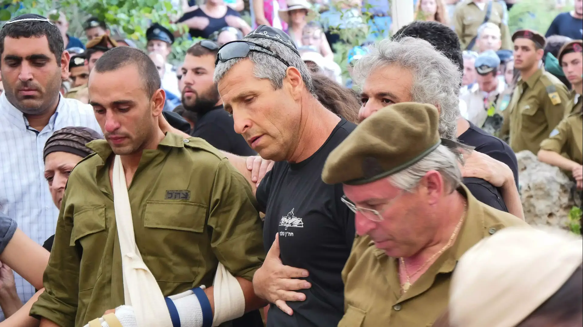 הלווייתו של עוז מנלביץ' שנהרג ברצועת עזה, במשגב. יולי 2014 הלווייתו של עוז מנלביץ' שנהרג ברצועת עזה, במשגב. יולי 2014
