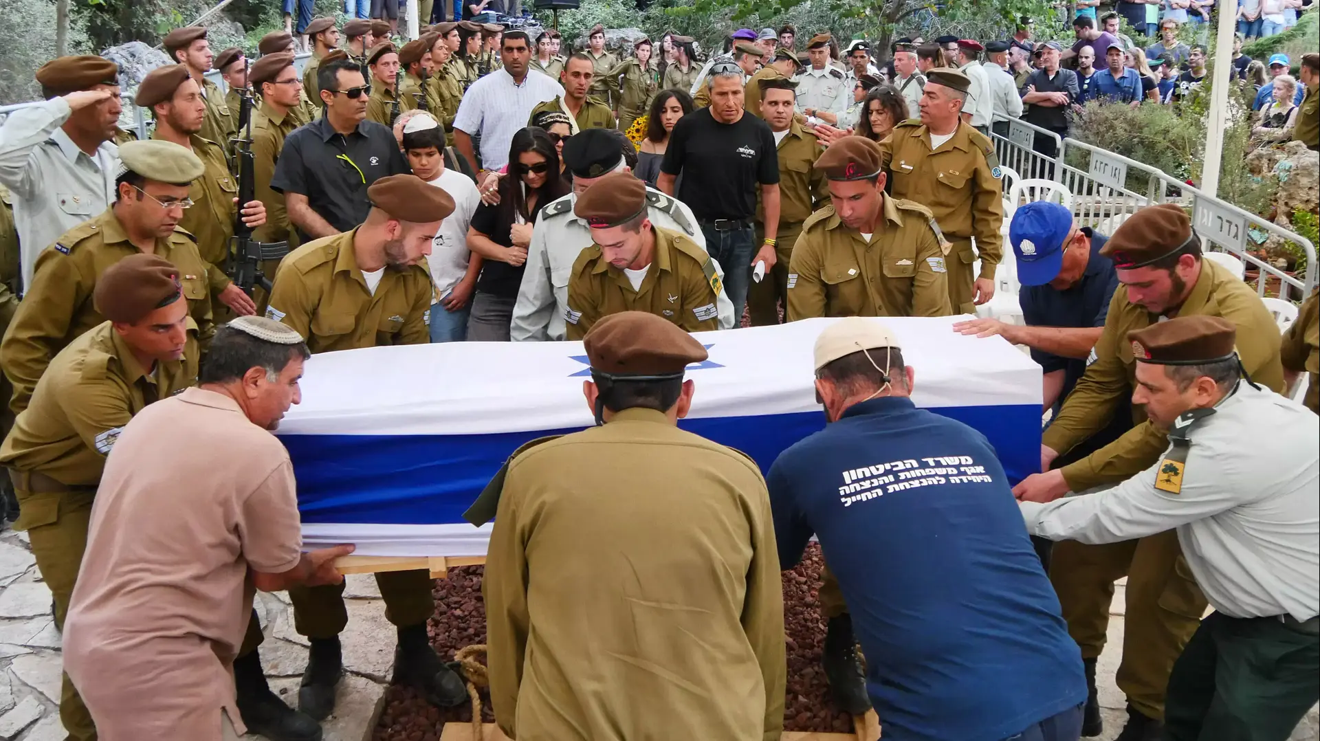 הלווייתו של עוז מנלביץ' שנהרג ברצועת עזה, במשגב. יולי 2014 הלווייתו של עוז מנלביץ' שנהרג ברצועת עזה, במשגב. יולי 2014