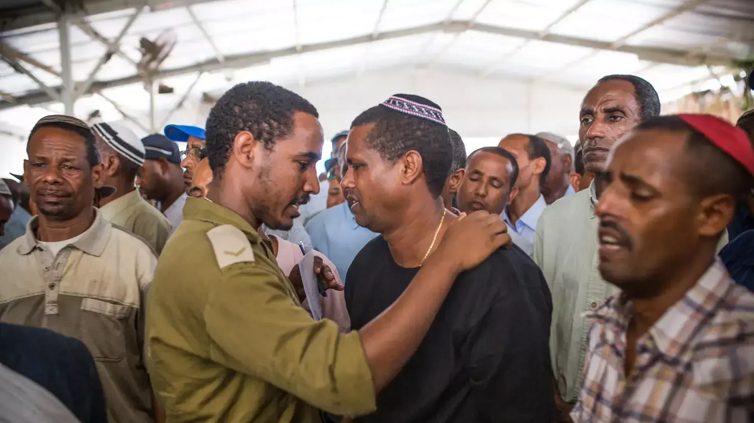 הלווייתו של החייל בייניסיאן קסהון, שנפל במהלך מבצע צוק איתן, בבית העלמין בנתיבות, יולי 2014 הלווייתו של החייל בייניסיאן קסהון, שנפל במהלך מבצע צוק איתן, בבית העלמין בנתיבות, יולי 2014