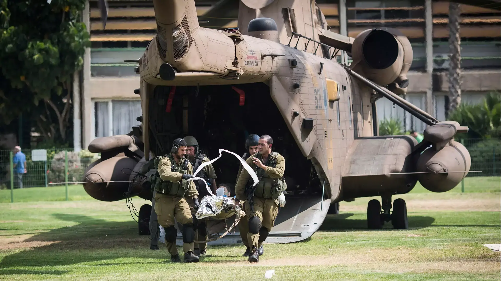 פינוי פצועים בעזרת מסוק לבית החולים סורוקה באר שבע 22 ביולי 2014 פינוי פצועים בעזרת מסוק לבית החולים סורוקה באר שבע 22 ביולי 2014