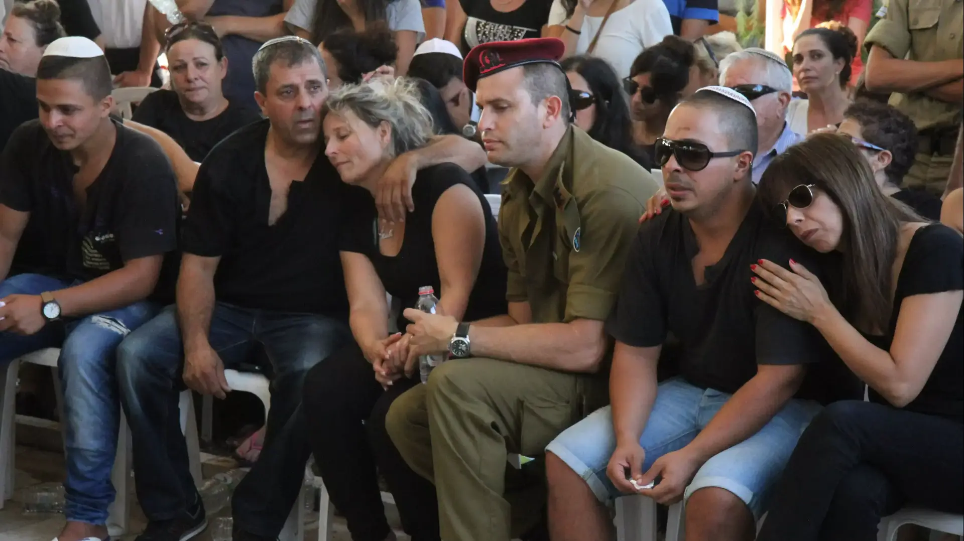 משפחתו של שחר תעשה שנהרג בעזה במבצע צוק איתן במהלך הלווייתו בפרדסיה. יולי 2014 משפחתו של שחר תעשה שנהרג בעזה במבצע צוק איתן במהלך הלווייתו בפרדסיה. יולי 2014