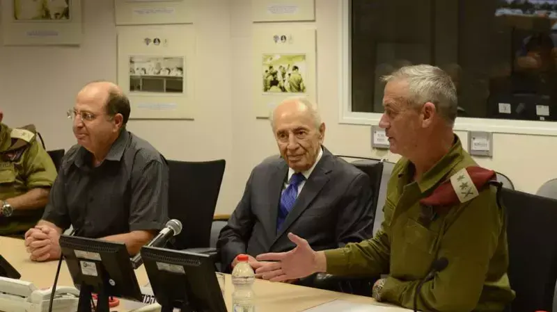 הערכת מצב מטכ"לית במסגרת מבצע "צוק איתן" בהשתתפות נשיא המדינה, שר הביטחון, הרמטכ"ל וחברי פורום המטה הכללי בבור בקריה. יולי 2014 הערכת מצב מטכ"לית במסגרת מבצע "צוק איתן" בהשתתפות נשיא המדינה, שר הביטחון, הרמטכ"ל וחברי פורום המטה הכללי בבור בקריה. יולי 2014
